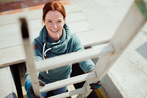 Four teenagers wearing backpacks smiling